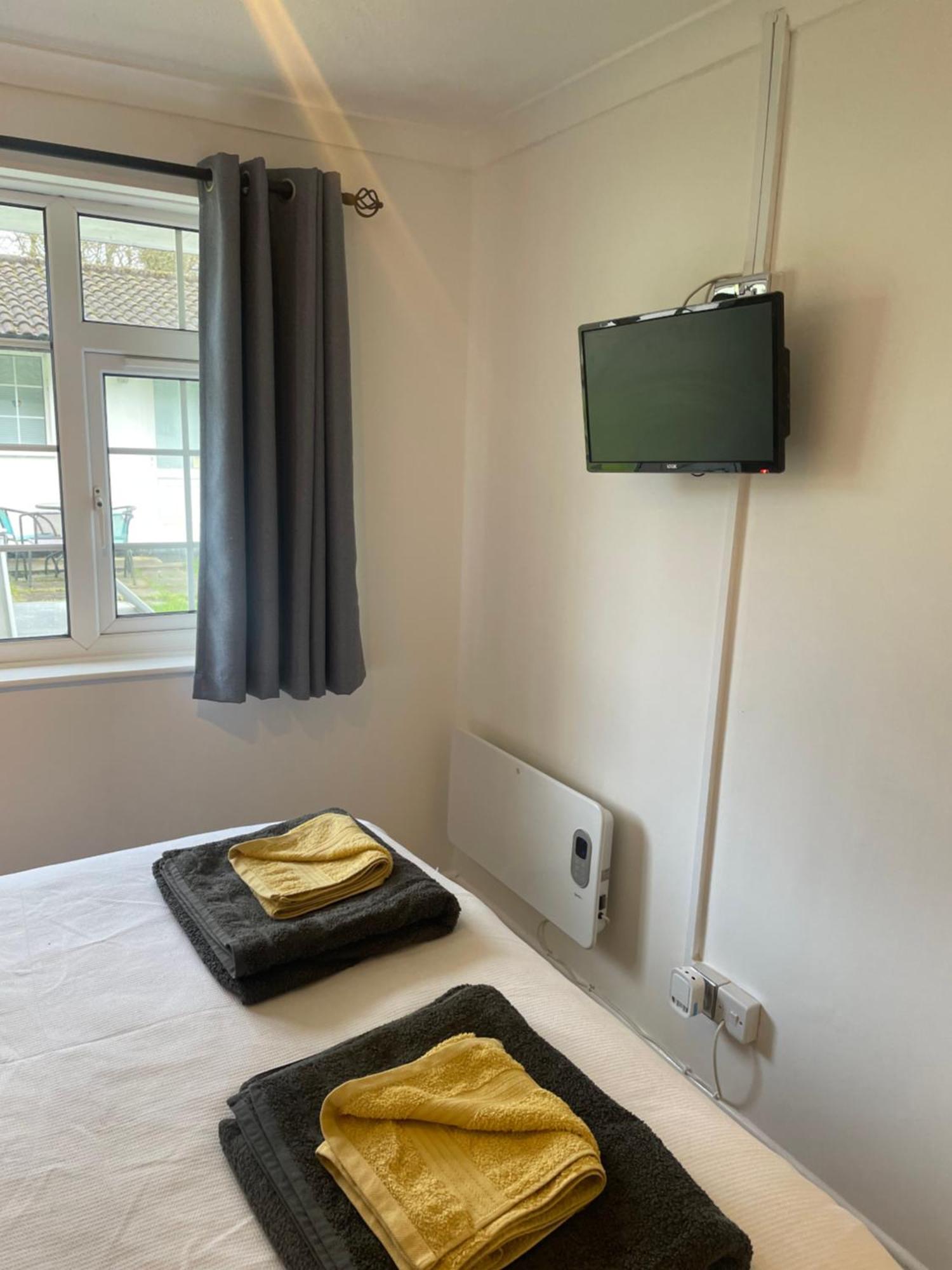 Bumblebee Lodge Saint Cleer 外观 照片
